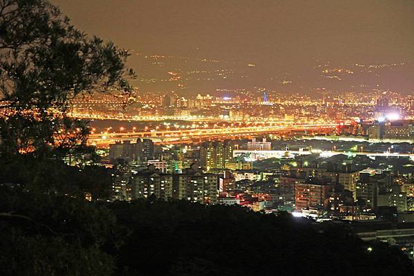 【台北旅遊】瓊仔湖登山步道-台北美麗夜景、約會聖地最佳選擇