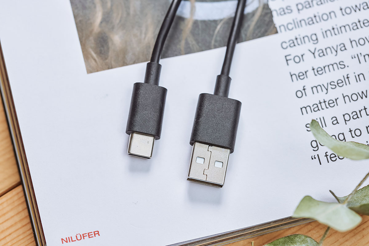 另外兩項配件則是USB-C 充電線與攜行袋，其中攜行袋採用束口設計，使用上更加便利。