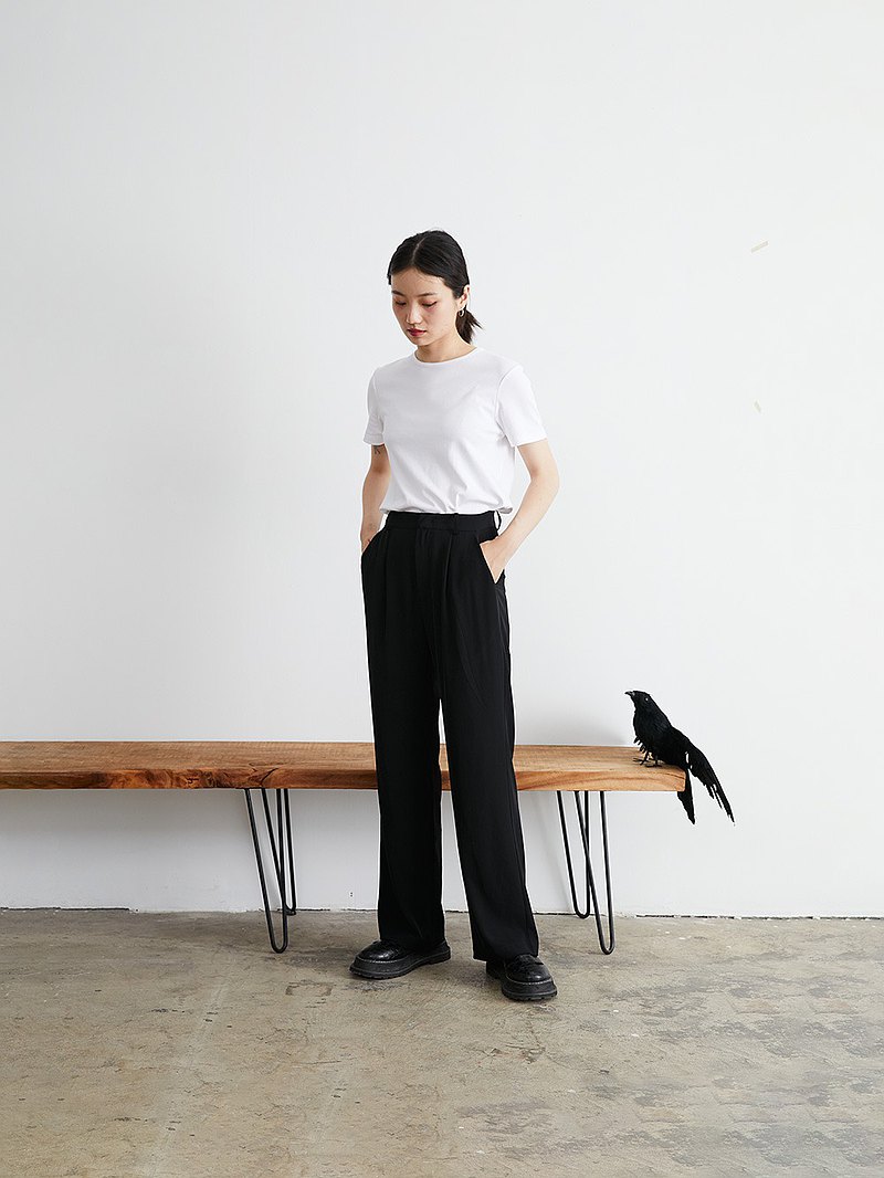 設計簡潔實用的高腰闊腿長褲，裁剪為腰圍臀圍合體，褲身寬松的直身裁剪，極為修飾身材，顯腿長。面料選擇了帶有輕微彈力的聚酯面料，垂墜感強，不易皺，不褪色，好打理。