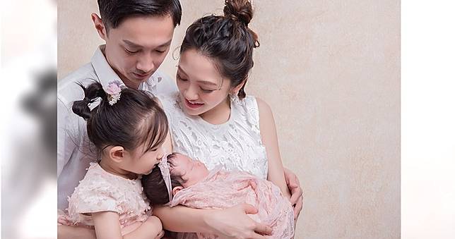 楊千霈全家福照曝光　雙滿月Q妹撞臉姊姊娃寶「根本雙胞胎 」