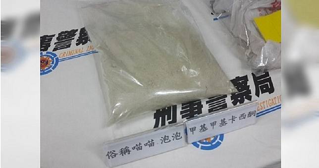 喝啤酒混「喵喵」　正妹秒變瘋狂喪屍暴斃
