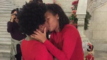 參加美國種族抗議活動而識 二女激動熱吻秀婚戒