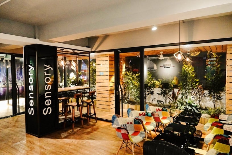 深夜好去處！台中10間深夜咖啡廳推薦，清水模藝廊、露天音樂會，這家咖啡廳還賣咖哩飯