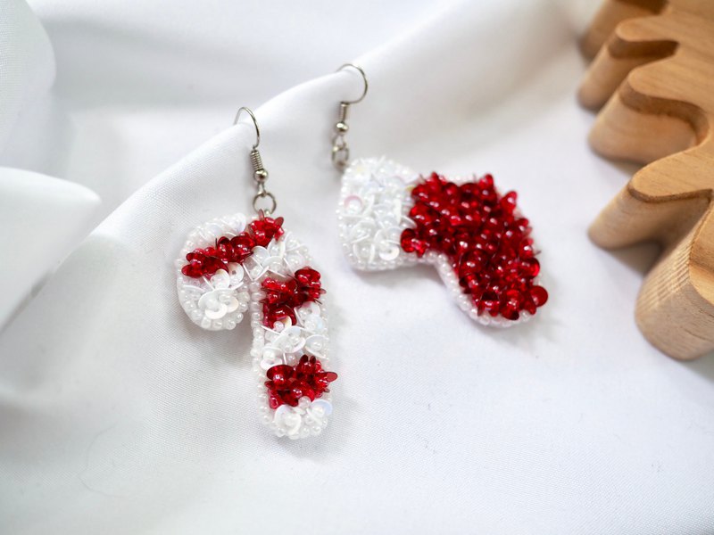 糖果手杖和聖誕襪耳環|鉤形耳環和夾式耳環 商品高寬為：7.50 cm x 3.00 cm