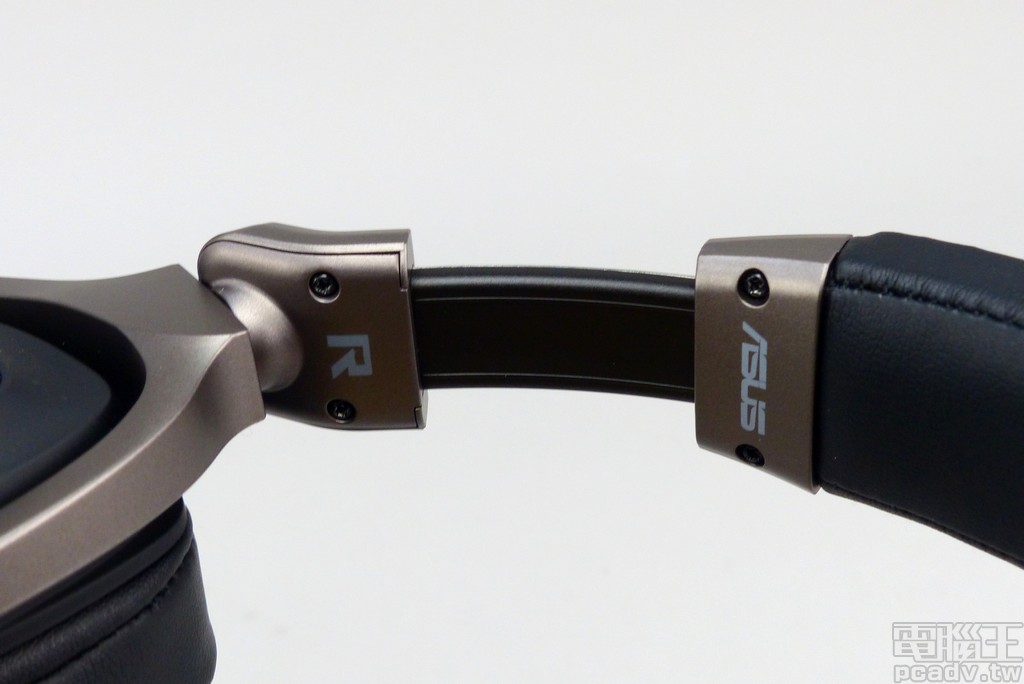 頭帶銜接耳罩部分轉動角度不大，並於不鏽鋼伸縮機構處印上 ASUS 與 R/L 字樣