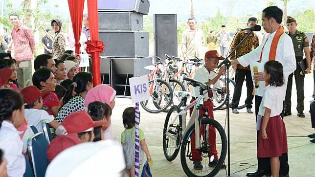 Jokowi Penuhi Permintaan Tas Anak Bengkayang