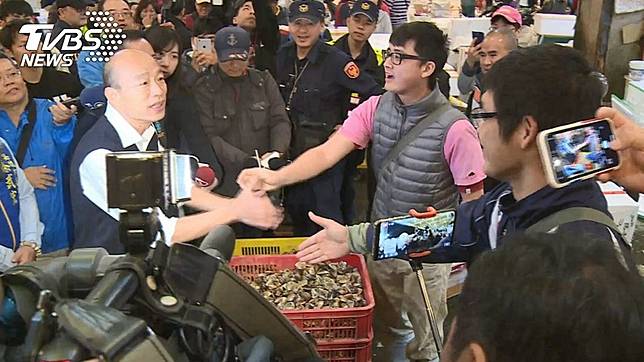 高雄市長韓國瑜清晨前往前鎮漁市視察。(圖／TVBS)