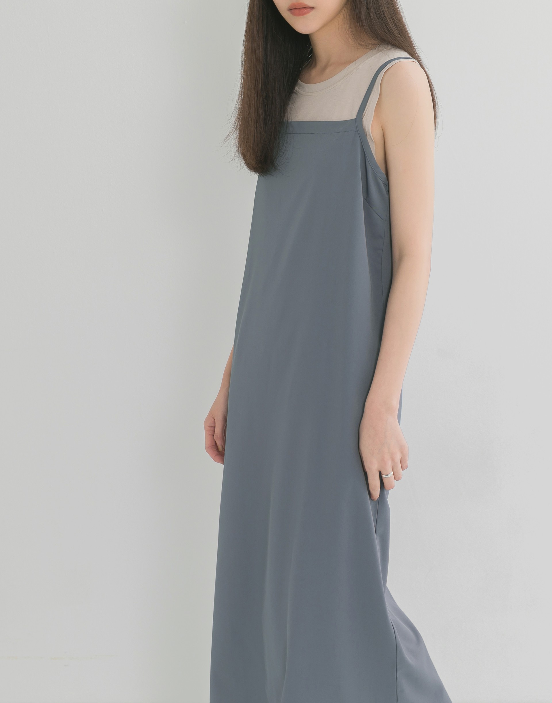 彈性：微彈 春氛柔和色系、極簡的平口設計、可調式細肩帶 白色有透膚感 建議加內著穿搭