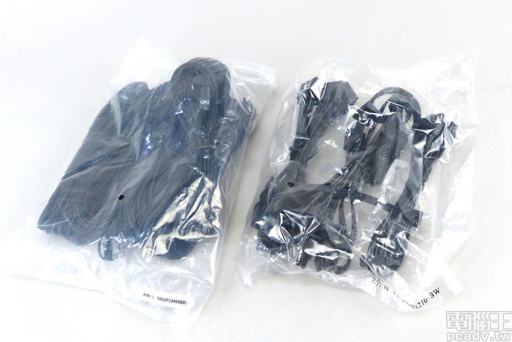 線材分為 2 大包，右方為週邊裝置扁平化線材，左方收納 CableMod 線材以及 1 條使用編織網包覆的 PCIe 6+2pin 線材