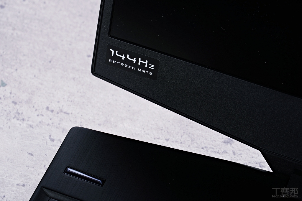 螢幕左下角有 144Hz 更新率標示。