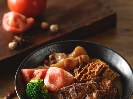 痴漢下麵 牛豚骨雙湯鮮番茄牛三寶麵一人份 600克 顛覆傳統牛肉麵 內含頂級半筋半肉嫩牛腱心 義式台式入魂