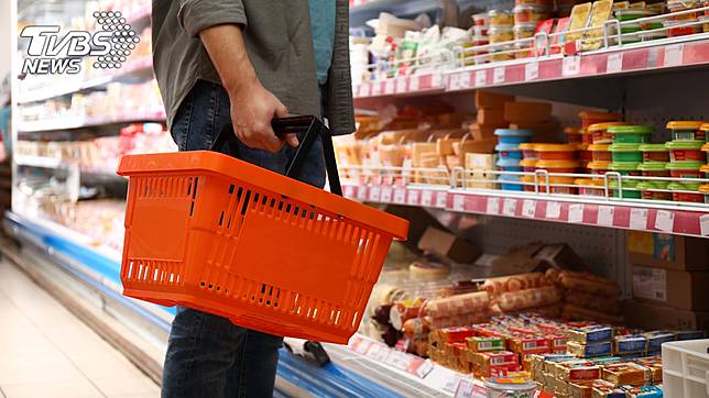 超市常祭出促銷優惠吸引消費者上門購買。(示意圖／TVBS)