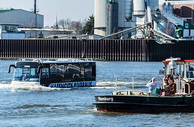 ™  Cocok Buat Di Jakarta Nih: Jerman Punya Bus Pariwisata Yang Bisa Jalan di Darat dan Air!