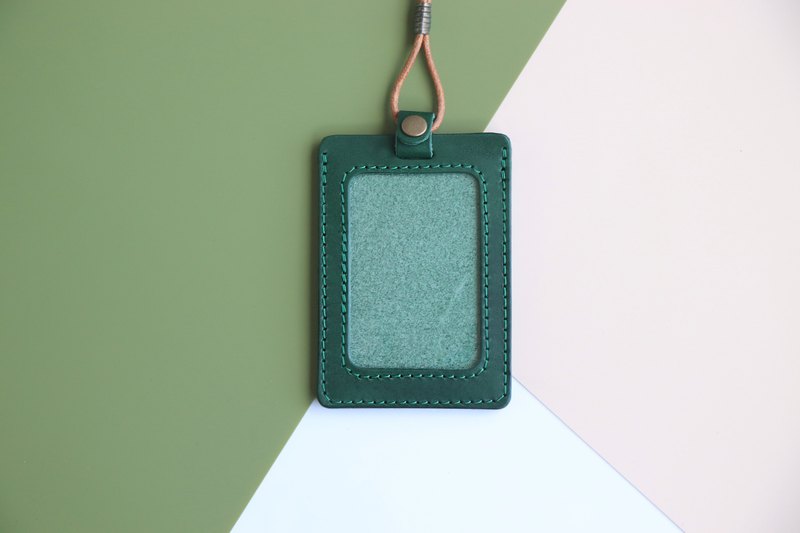 證件套：10.5cm x 7.5 cm；視窗大小為 7.5cm x 5cm 頸繩：一圈約92公分，材質同樣為植鞣革製成，本組合僅搭配原色頸繩。 本商品材質皆為歐洲進口植鞣革，使用透染方式染製。