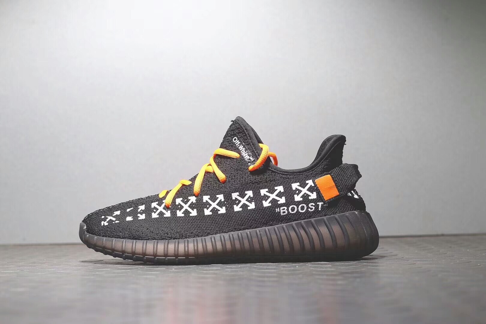 Off-White x adidas Yeezy Boost 350V2 跑鞋系列 男款