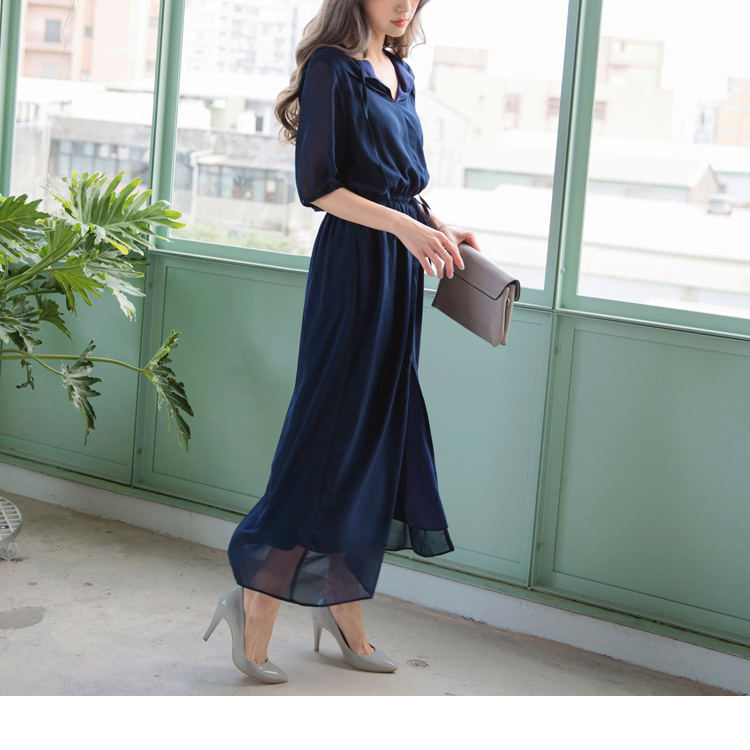 垂墜感的雪紡面料搭配質感的純色調， 展現氣質飄逸的仙女氣息~ 領口、腰間的綁帶和下襬的開衩設計， 打造若隱若現且迷人甜美的設計感~ 腰部綁帶貼心加上金屬環設計，更顯質感。 **************