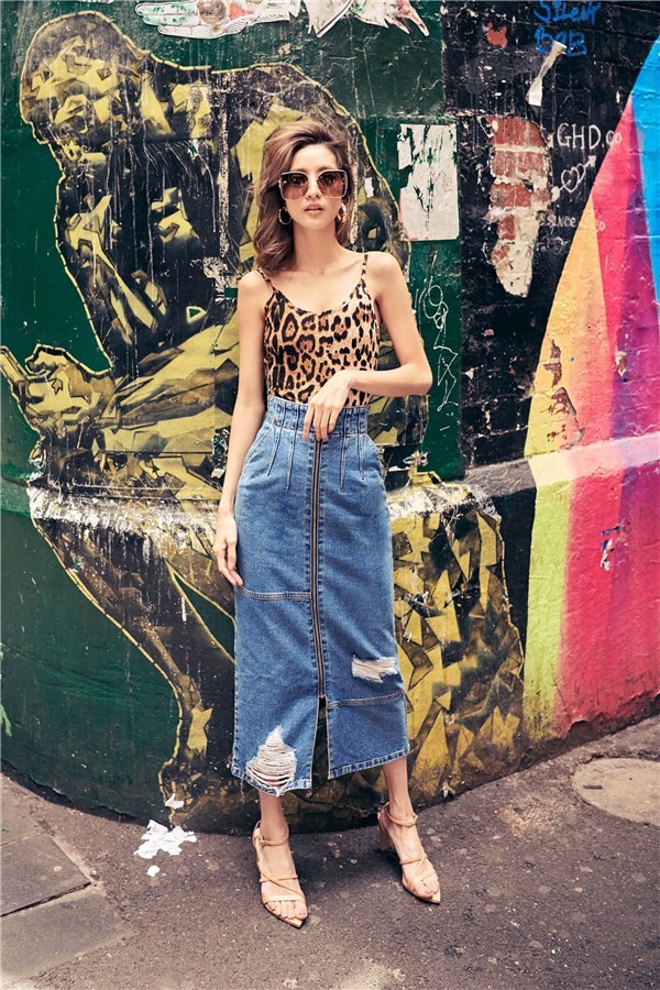 新品限時甜甜價優惠 2/18 10:00~2/24 23:59 高腰花苞設計；前中拉鏈；後開鬆緊和開衩；雙側口袋；割破設計。