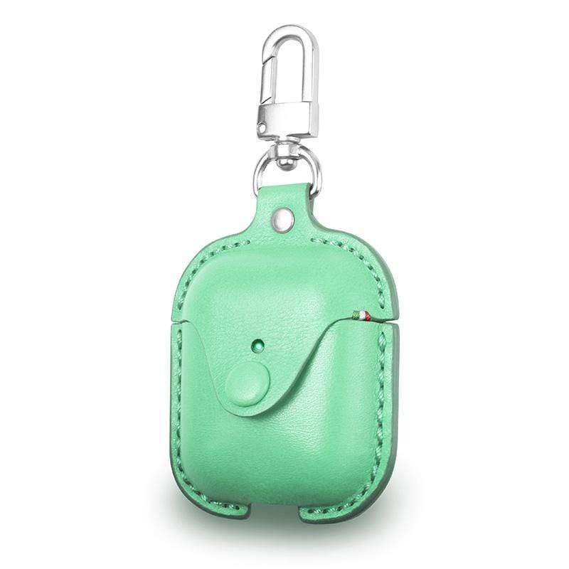 產品特色 適用1/2代及無線充電AirPods。 LED 充電指示燈孔。 金屬鉤扣。 嚴選高級苯染皮革。 100% 純手工縫製。 耐衝擊半硬殼設計。 產品介紹 嚴選苯染皮革和精湛的工匠手工縫製而成，為