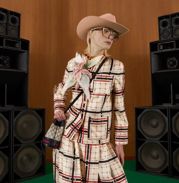 2023水桶包新品推薦！Jisoo和Rosé都在背的明星同款是「這顆」