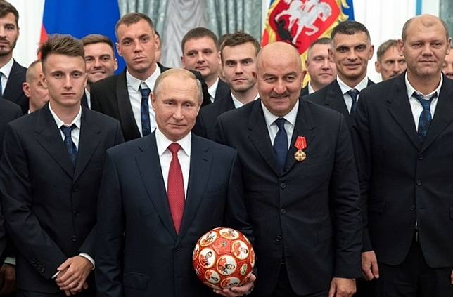 Russia coach Stanislav Cherchesov gets an honorary star from President Vladimir Putin (RT)