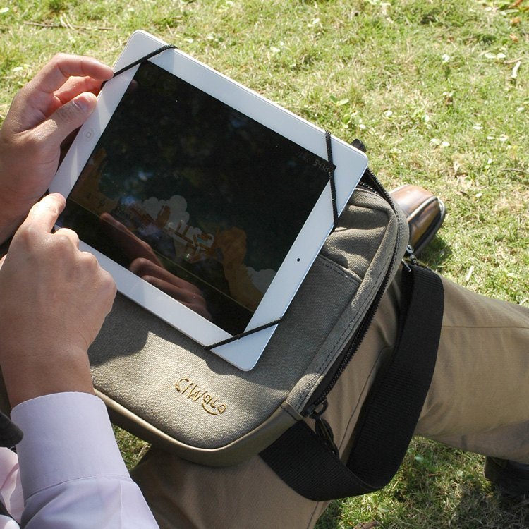 貼心的設計 手持使用時，將調節繩末端餘繩，套於手腕處，可當 「手腕帶」使用，確保平板電腦意外掉落，安全更有保障！前置袋口與內袋內裡，皆採用柔軟超細纖維材質，可保護、攜帶平板電腦、充電器、耳機和行動電源