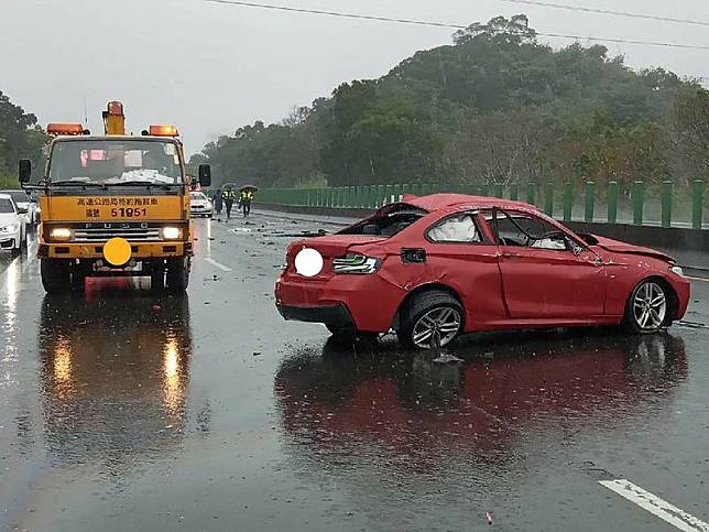 國3梅山段天雨路滑轎車自撞分隔島釀1死1傷 中央通訊社 Line Today