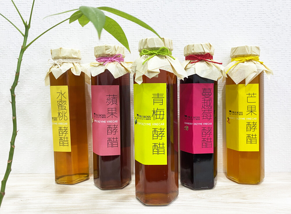 醋頭家推出精緻瓶裝酵醋 採用長期釀造果醋結合植物蔬果酵素不嗆口又好吸收 過年伴手禮的最佳選擇團圓在家圍爐喝好醋 品名水蜜桃酵醋 容量300ml 製造日期2021/02/18 保存期限3年 保存方法常溫