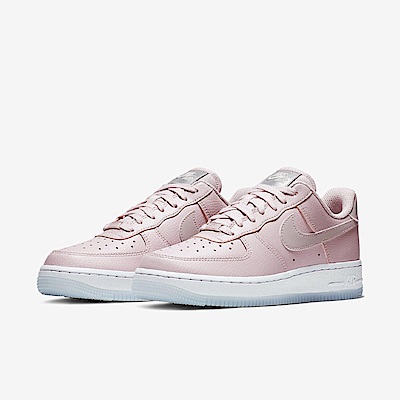 品牌: NIKE型號: AO2132-500品名: Wmns Air Force 1 07 ESS配色: 粉紅色特點: 運動 經典 AF1 空軍一號 反光 球鞋 穿搭 粉 白