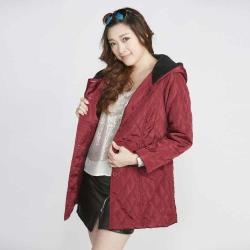 ◎此款採長版A-Line設計，能貼近人體曲線br連帽絎縫風衣外套,|◎|◎‧主商品：外套一件‧尺寸:M/L/XL/XXL/XXXL(3XL)‧顏色:深丈青、曼紅(二選一)‧材質:表布:100%聚酯纖維