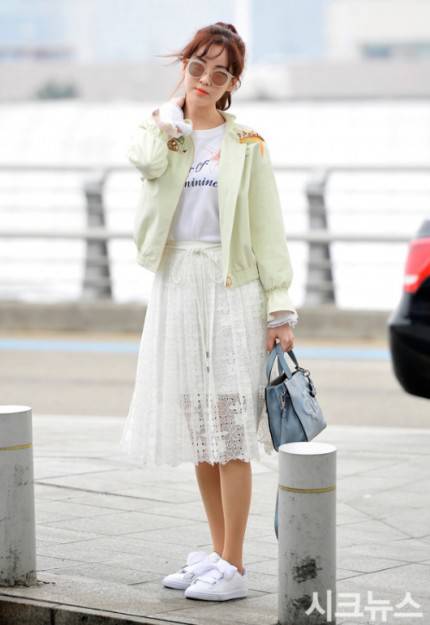 Intip 7 Inspirasi Padu Padan Midi Skirt dari Seleb Korea yang Wajib Kita Tiru