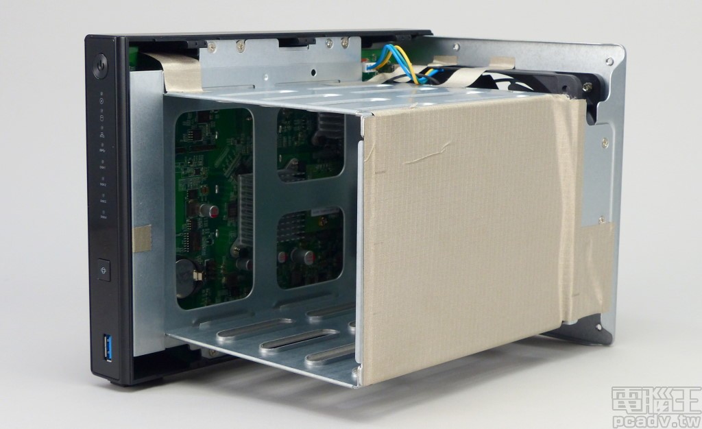 AS4004T 內部黏著相當多的導電膠帶，加強接地效果阻擋 EMI