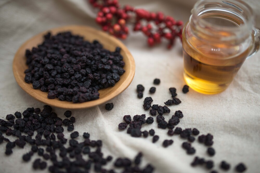 含有15種以上的花青素，有許多天然的抗氧化物質，長時間看電腦螢幕的上班族、學生、職業駕駛員、有老花眼的銀髮族、兒童與戴眼鏡者，藍莓更是保護眼睛的好方法。 成分：野生藍莓、糖 原產地：美國 包裝敘述：充