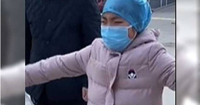 武漢肺炎／媽，我好想妳...女兒「隔空擁抱」護士母！　她忍淚保持距離