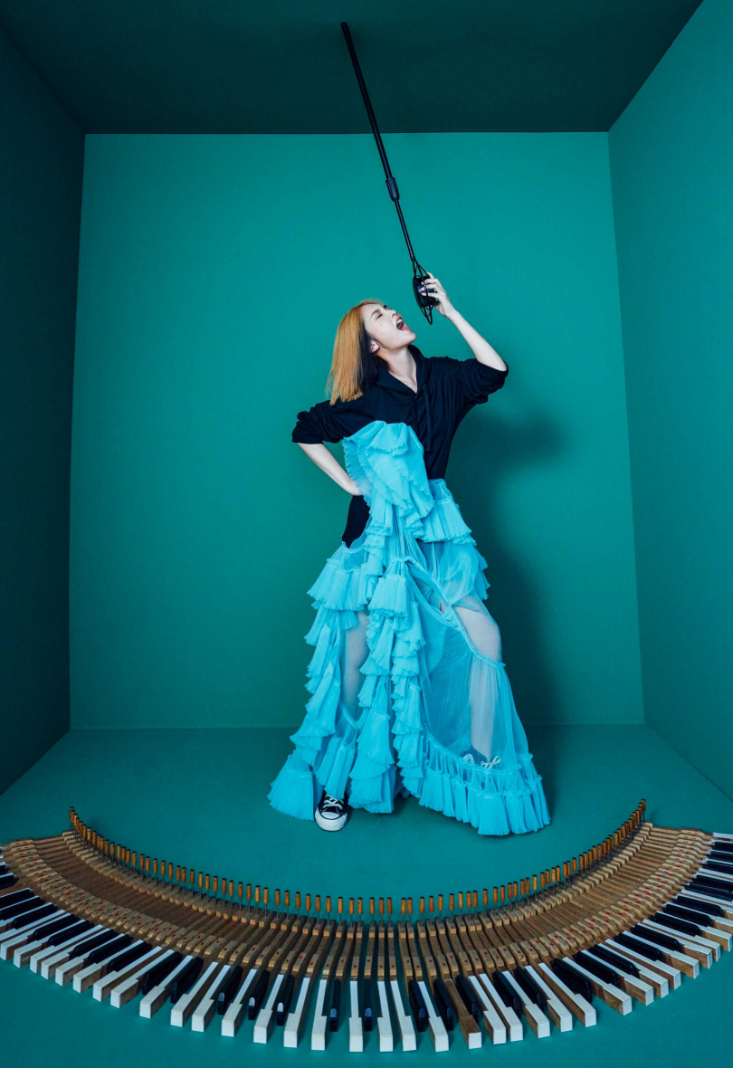 楊丞琳對於自己是歌手、演員等多重身份樂在其中，也沒有轉換的問題，更霸氣表示，「我就是這麼多元。」（圖／EMI提供） 