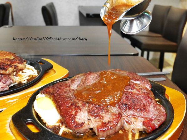 【晴光商圈牛排】湘湘牛排館 #平價牛排 #巨無霸雪花牛排 #脆皮雞腿排 #酥皮濃湯 #自助吧 #熊貓外送 (12).JPG