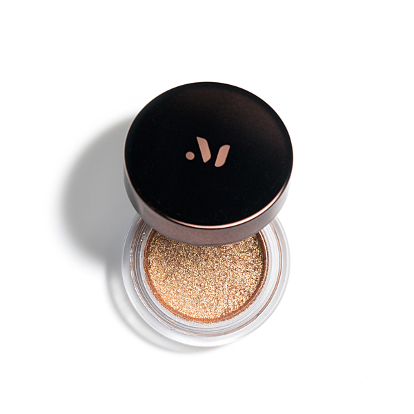 慕斯質地妝效持久 服貼不乾澀 閃耀不飛粉 絢亮效果讓眼妝更迷人閃耀