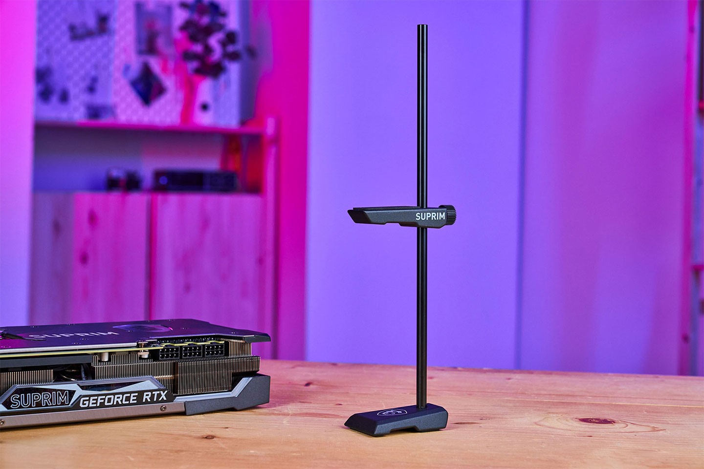 原廠隨盒附贈了一組高度可手動調整的顯卡支撐架，避免重量近 2 kg 的顯卡因重量導致 PCIe 插槽損毀，玩家們就不用再想辦法拿什麼免洗筷來克難 DIY了！