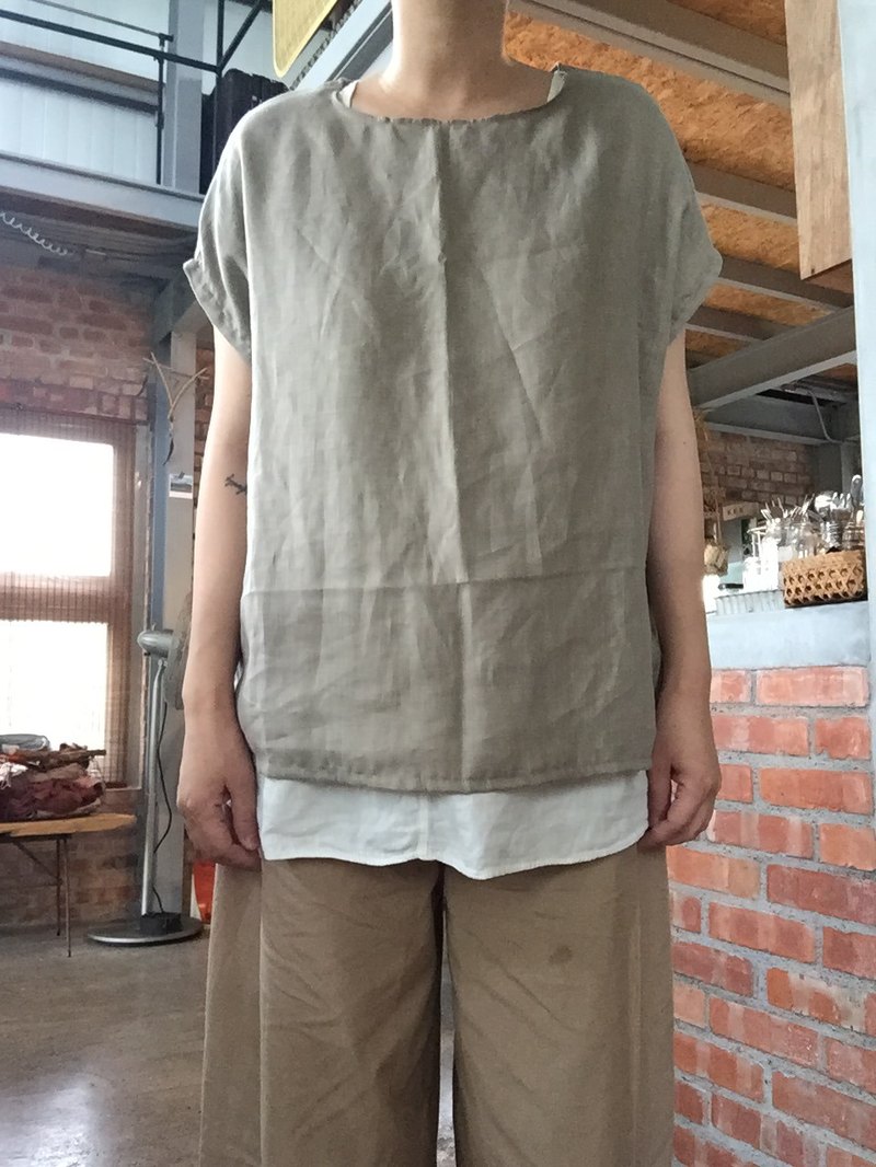 勿長時間浸泡洗滌劑，基本上布料已處理不會褪色，晾於通風處太陽不曝晒。 【 設計師及品牌簡介】 在台北生活的三十多個年頭， 對於流行服飾的敏感度從小學就開始接觸， 那時候的夢想是當個服裝設計師， 結果違