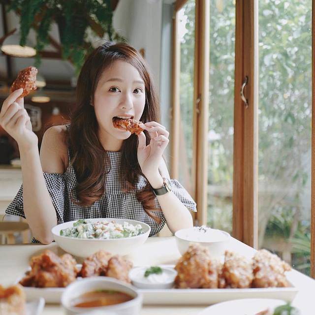 อันดับหนึ่ง 97+ ภาพพื้นหลัง รูป คน กิน อาหาร อัปเดต