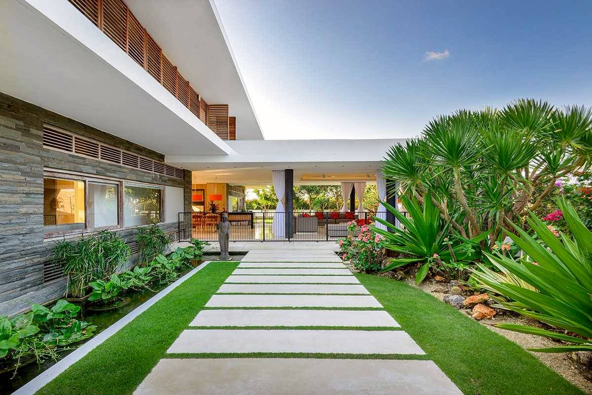 Villa Sempurna Untuk Liburan Di Bali Dengan Desain Tropis Minimalis Yang Memukau Arsitagcom LINE TODAY