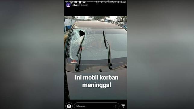 Mobil yang dilempar batu di jalan tol. (Foto: Instagram story @ridwanhr)