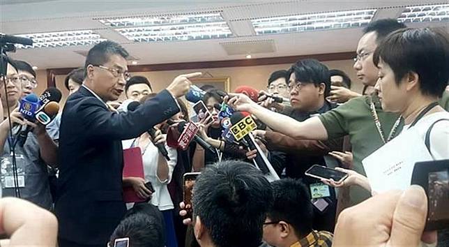內政部長徐國勇（左3）與記者間的言詞爭鋒相對。（黃世麒攝）