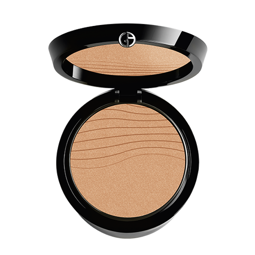 首創「粉底液轉換科技」，突破乾粉限制，包水粉體能均勻貼膚，創造零卡粉、零結塊妝容。Giorgio Armani粉餅創新「微米極細粉體」，比一般粉體更細小更細緻，擦上定妝蜜粉餅瞬間能使肌膚平滑柔嫩，吸附