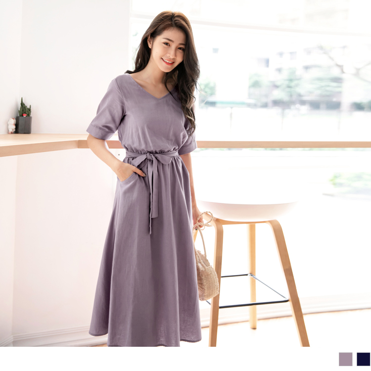 充滿氣質的優雅純色系，帶出柔美的視覺， 腰圍鬆緊的收腰設計呈現纖細曲線 ! 帶出柔美的小女人氛圍 ~ V領造型延伸視覺達到小臉效果，更增添一分俐落感 ! 腰綁帶可增加甜美的氣息 ~ 搭配一雙高跟鞋迷人