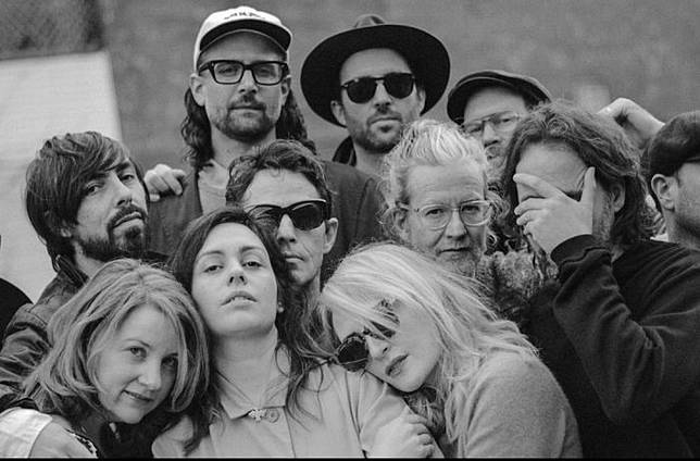 5 Band Papan Atas yang Personelnya Banyak Banget, Ada yang Sampe 25 Orang!