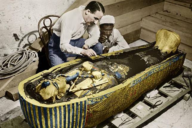 Howard Carter tengah meneliti makam emas Tutankhamun. (Greelane) 