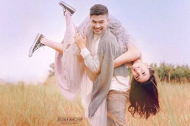 13 Foto Prewed Romantis ala Seleb yang Gak Banyak Properti