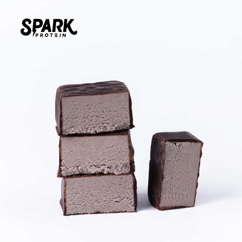 ***本商品預設為常溫運送，天然巧克力製品如遇夏季炎熱天氣運送中可能有融化狀況，請冷藏降溫後食用*** 濃郁香醇的微苦比利時巧克力外層，搭配融合天然莓果精華的高蛋白內餡，咀嚼間釋放誘人莓果香氣，享受專