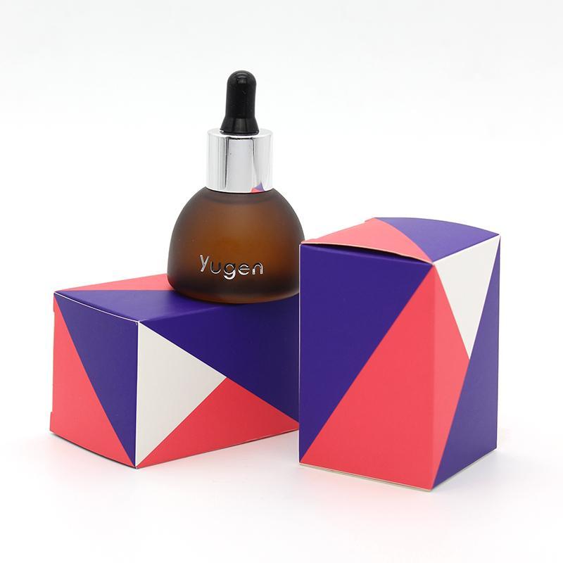 【追尋初衷HOPE精油】 香調 | 茉莉、鳶尾花、含羞草、石榴 清新卻令人迷醉的茉莉與鳶尾花，充滿舒服的空氣感，清澈的含羞草與明亮的石榴，溫柔、陽光、充滿療癒感。 ● 曼谷時尚頂級香氛Yugen，是旅