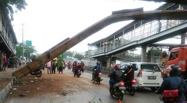 ™  JPO di Daan Mogot Roboh Ditabrak Truk Tangki